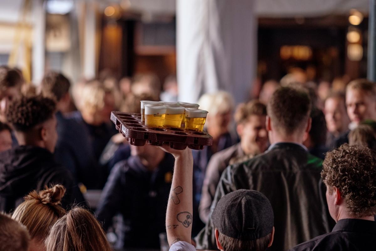 Bekers Bier op dienblad